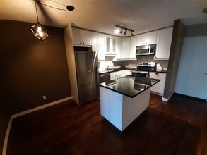512 Cedar Cres SW in Calgary, AB - Building Photo - Building Photo
