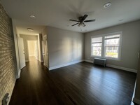 1434 W Farragut Ave, Unit 1D in Chicago, IL - Building Photo - Building Photo