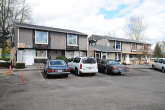 Duck Country - Dunhill Apartments in Dundee, OR - Foto de edificio - Building Photo