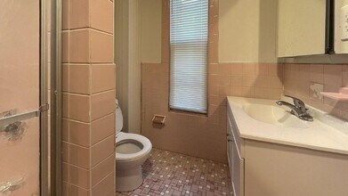 206 Byron St, Unit 1 in Boston, MA - Foto de edificio - Building Photo