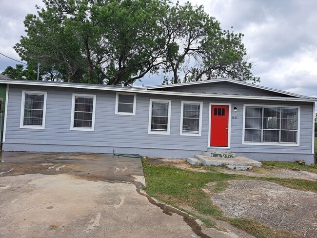 property at 1623 W Thompson Pl