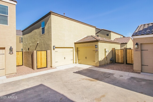 3933 S 82nd Dr in Phoenix, AZ - Foto de edificio - Building Photo