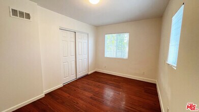 19040 Bassett St in Los Angeles, CA - Building Photo - Building Photo