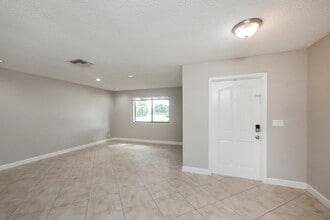 6801 SW 43rd St in Davie, FL - Building Photo - Building Photo