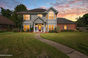 300 Oak Hollow Dr in Lafayette, LA - Building Photo