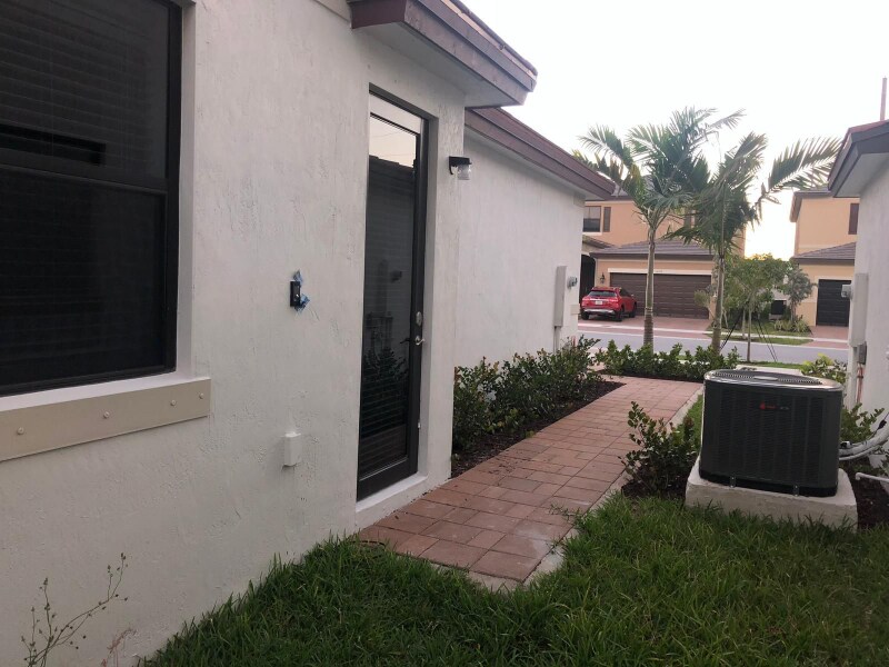 10511 W 35th Way-Unit -1 in Hialeah, FL - Building Photo