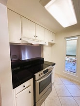 1040 W MacArthur Blvd in Santa Ana, CA - Building Photo - Building Photo