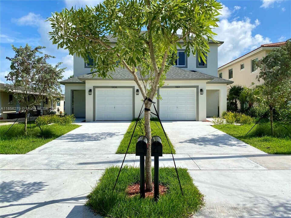 5860 Lincoln St in Hollywood, FL - Building Photo