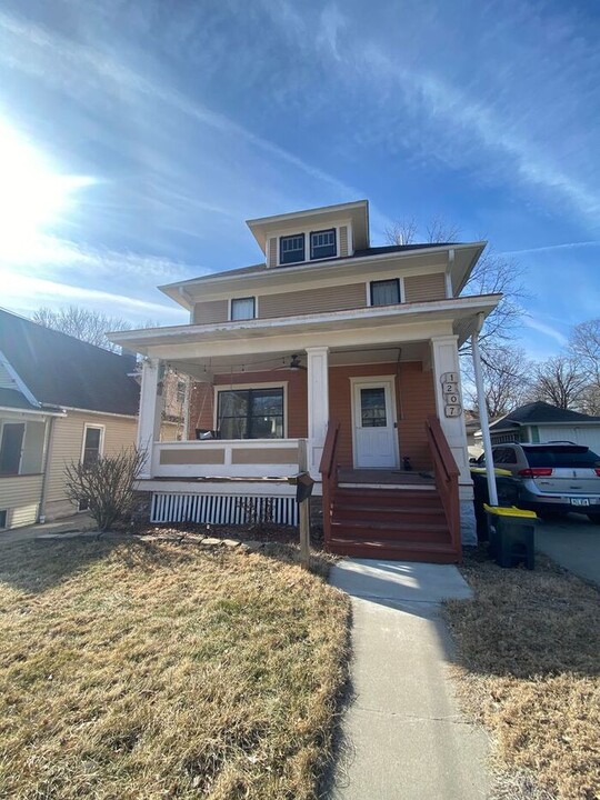 1207 Muscatine Ave in Iowa City, IA - Building Photo