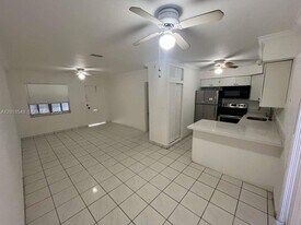 2450 Lincoln St in Hollywood, FL - Building Photo