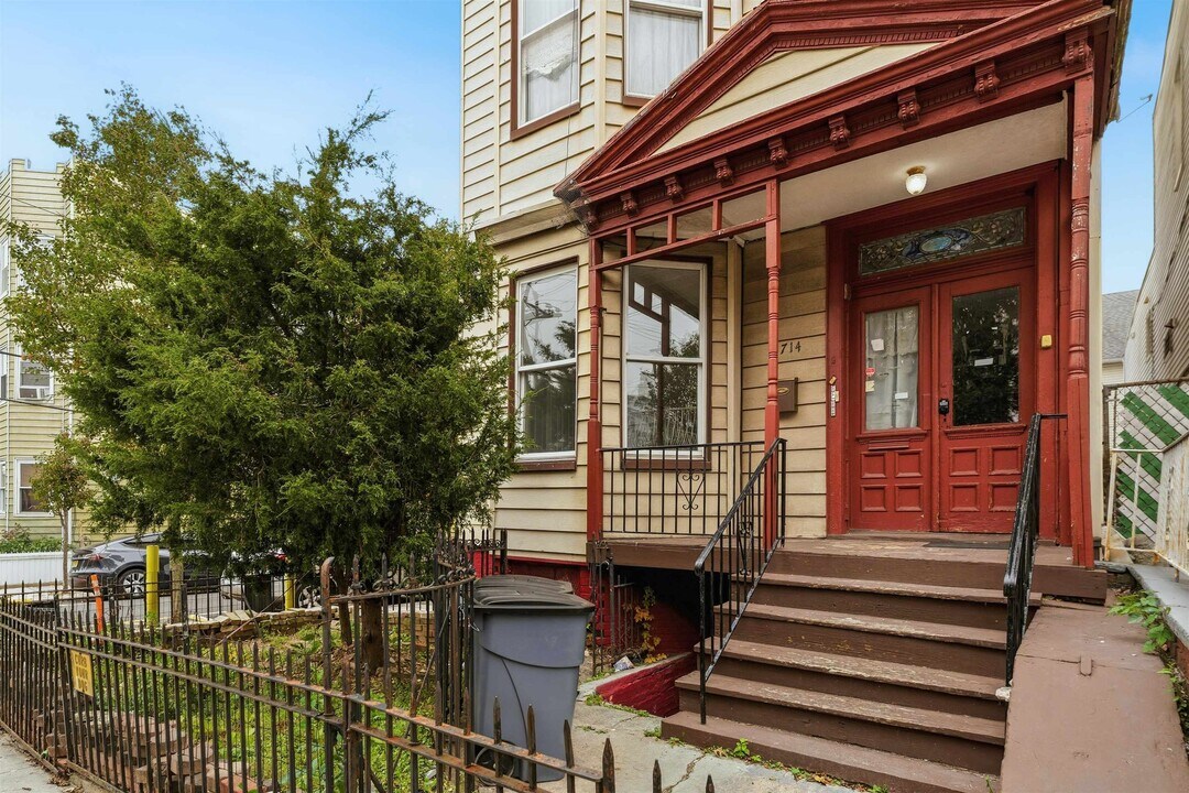 1714 West St in Union City, NJ - Building Photo