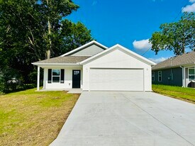 917 N Hall St in Webb City, MO - Building Photo