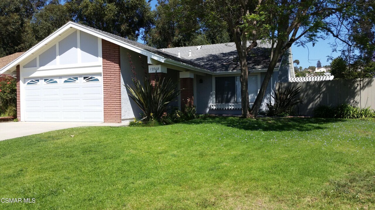 13568 E Quail Summit Rd in Moorpark, CA - Building Photo
