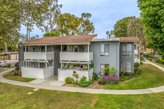 Peppertree Condominiums in Ventura, CA - Foto de edificio - Building Photo