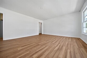 504 N Magnolia Dr in Conroe, TX - Foto de edificio - Building Photo