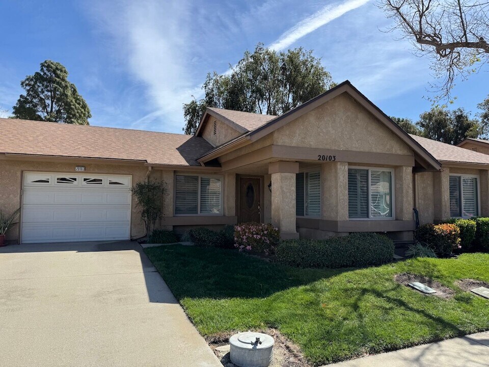 20103 Village 20 in Camarillo, CA - Foto de edificio