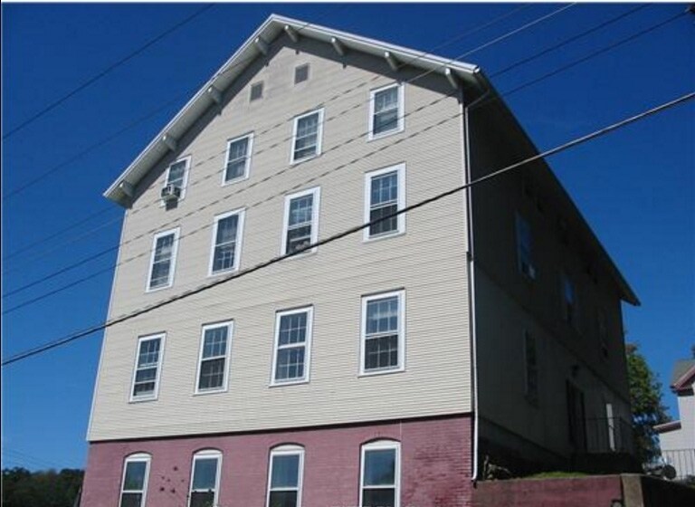 20 Willington Ave in Stafford Springs, CT - Building Photo