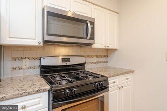 2204 Westcourt Ln in Herndon, VA - Building Photo - Building Photo