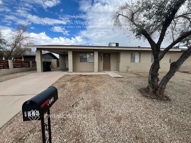 property at 1026 W Danbury Dr