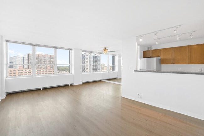 655 W Irving Park Rd, Unit 1114 in Chicago, IL - Foto de edificio - Building Photo