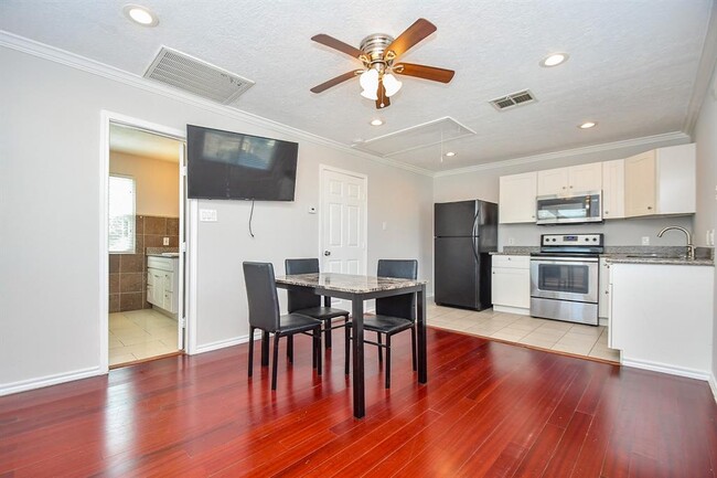 5044 Jefferson St in Houston, TX - Building Photo - Building Photo
