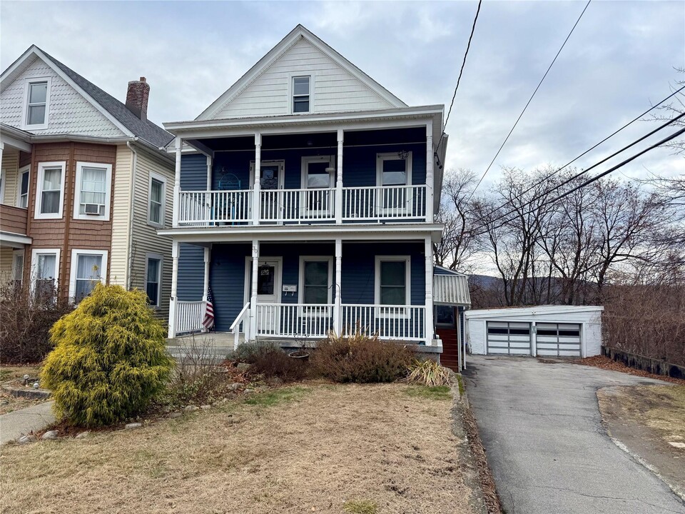 30 Delafield St in Poughkeepsie, NY - Building Photo