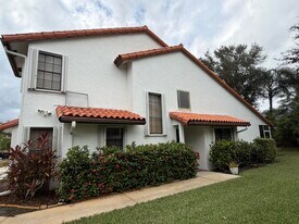 13505 Fountain View Blvd in Wellington, FL - Building Photo