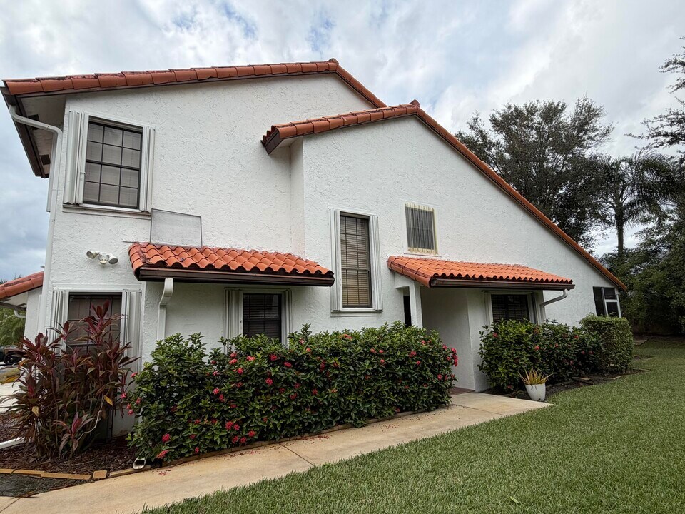 13505 Fountain View Blvd in Wellington, FL - Building Photo