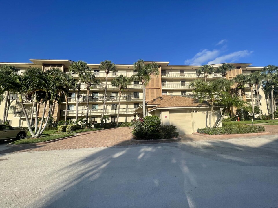 2301 Marina Isle Way-Unit -202 in Jupiter, FL - Foto de edificio