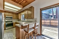 2211 Lupine Trail in South Lake Tahoe, CA - Foto de edificio - Building Photo