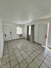 218 N Florence St, Unit 218 in Burbank, CA - Foto de edificio - Building Photo