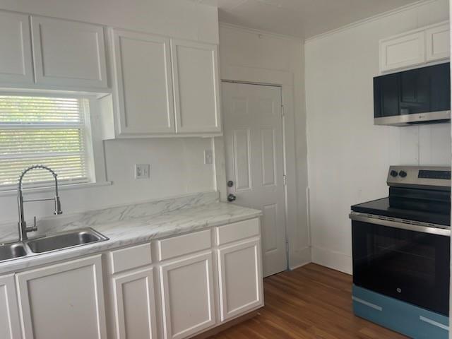 property at 718 W 4th St