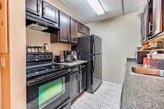 77 Edmonton St in Winnipeg, MB - Building Photo - Building Photo