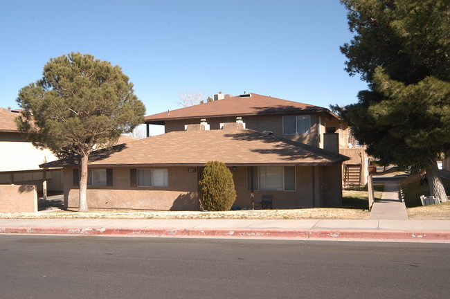 1371 Barstow Rd in Barstow, CA - Foto de edificio - Building Photo