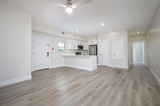 Mistletoe Manor in San Antonio, TX - Building Photo - Building Photo