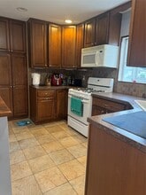 39 Charlotte Pl in Plainview, NY - Building Photo - Building Photo