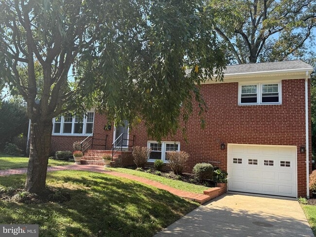 211 W Columbia St in Falls Church, VA - Building Photo - Building Photo