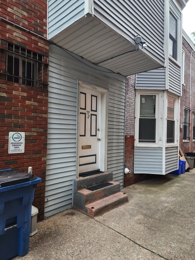 4529 Springfield Ave, Unit 2F in Philadelphia, PA - Foto de edificio - Building Photo