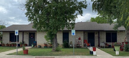 1200 Meadow Park Ln in Lockhart, TX - Building Photo - Building Photo