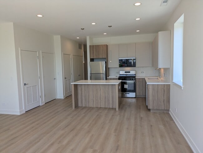 4744 W Addison St in Chicago, IL - Building Photo - Building Photo