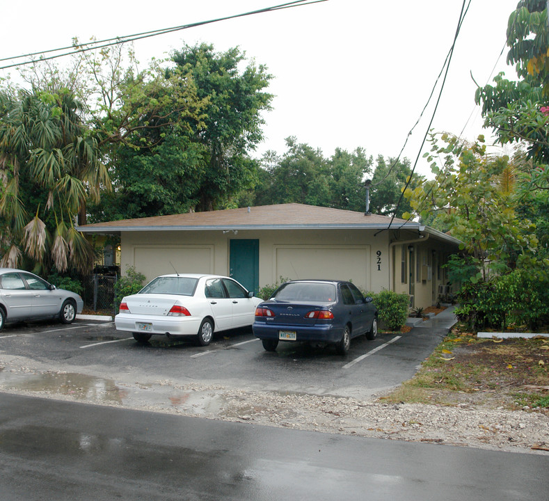 921 Tequesta St in Fort Lauderdale, FL - Building Photo