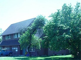 666-668 N 52nd Pl in Springfield, OR - Building Photo