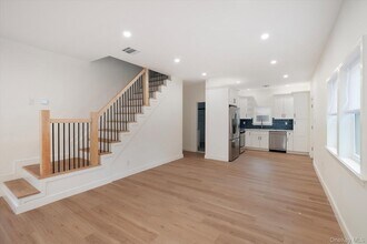 38 S Front St in Farmingdale, NY - Building Photo - Building Photo