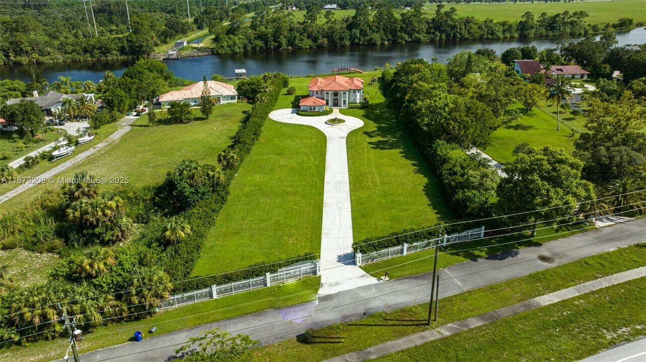 6152 SW Banks St in Palm City, FL - Building Photo