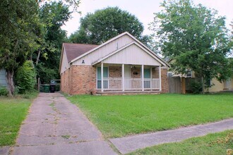 8241 Glenview Dr, Unit 12 in Houston, TX - Building Photo - Building Photo