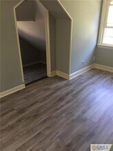 25 Upland Ave-Unit -2nd in Metuchen, NJ - Foto de edificio - Building Photo