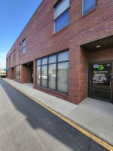 7851 Ogden Ave in Lyons, IL - Foto de edificio - Building Photo