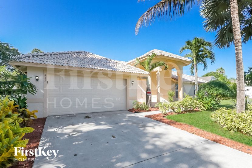 562 SW Dairy Rd in Port St. Lucie, FL - Foto de edificio