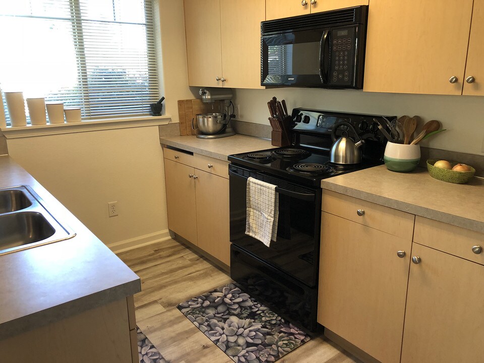 Falcon Ridge in Sutherlin, OR - Building Photo