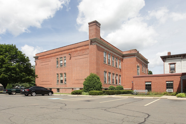 Torrant House Apartments in Plainville, CT - Foto de edificio - Building Photo